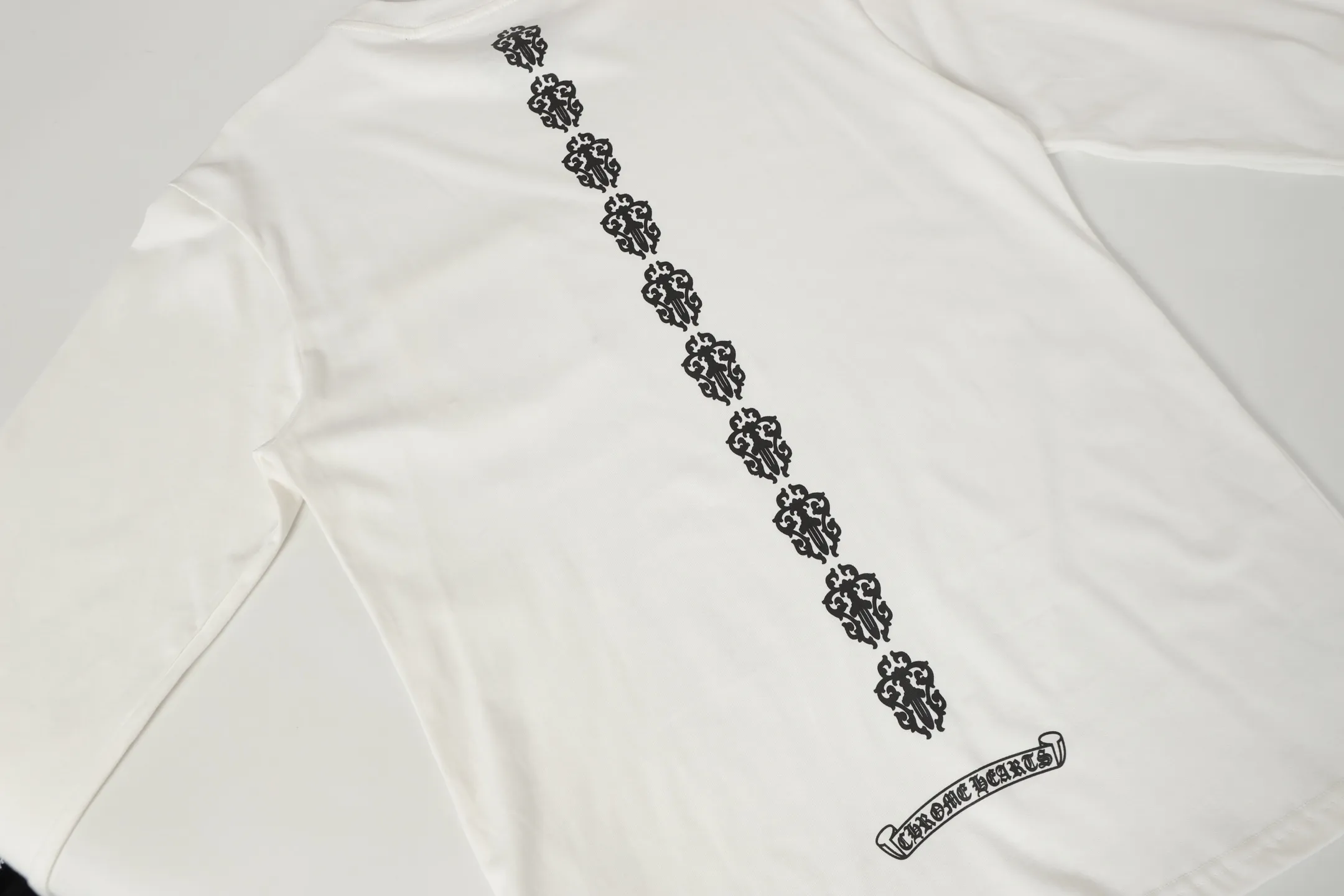 P150 Cross-border model, please do not place an order if you are looking for quality -Chrome Hearts/Chrome Hearts Sanskrit printed popular long-sleeved T-shirt -High weight, high density and high quality. The wool is soft, delicate and skin-friendly. Soft and silky to the touch. Excellent warmth and skin-friendly properties. -Customized weaving and dyeing, no color difference, regardless of fabric or workmanship details. Comparing the ordinary version on the market -Colour: black white -Size: S M L XL